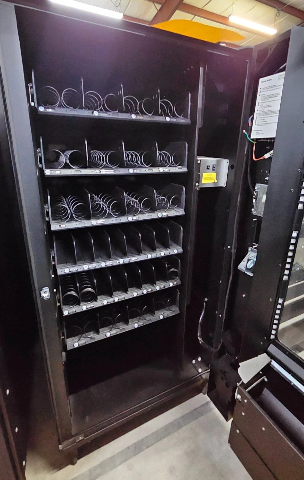 USI 3538 4 Wide Six Tray Dual Coil Snack Machine With IVend Sensor Snack Machine