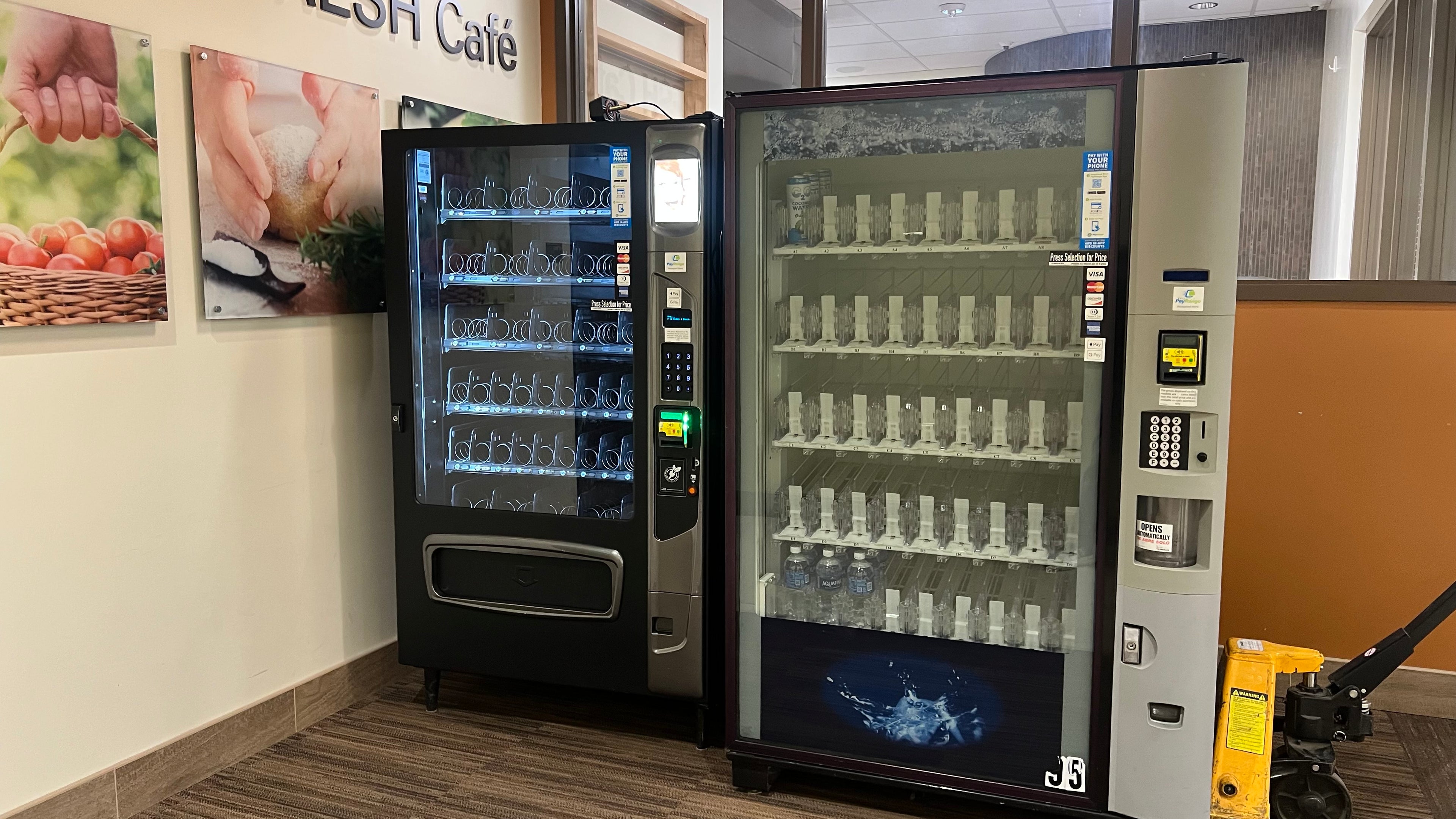 Dixie Narco Lipton BEVMAX 4 Beverage Vending Machine