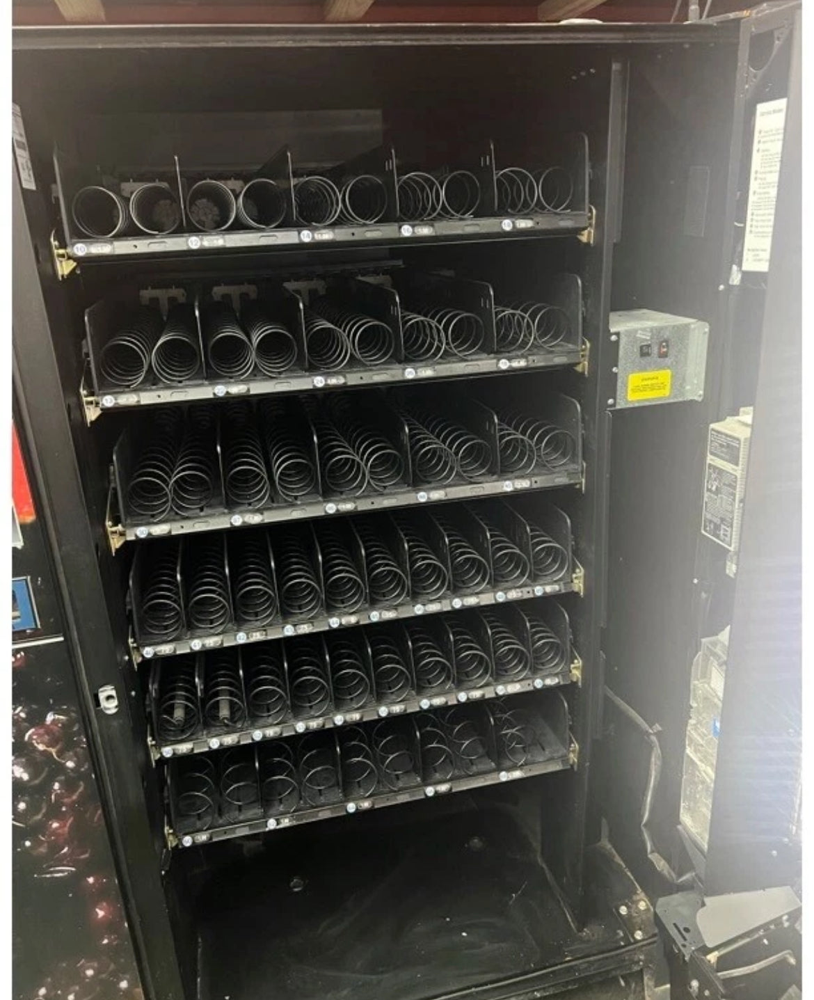 USI 3538 4 Wide Six Tray Dual Coil Snack Machine With IVend Sensor Snack Machine