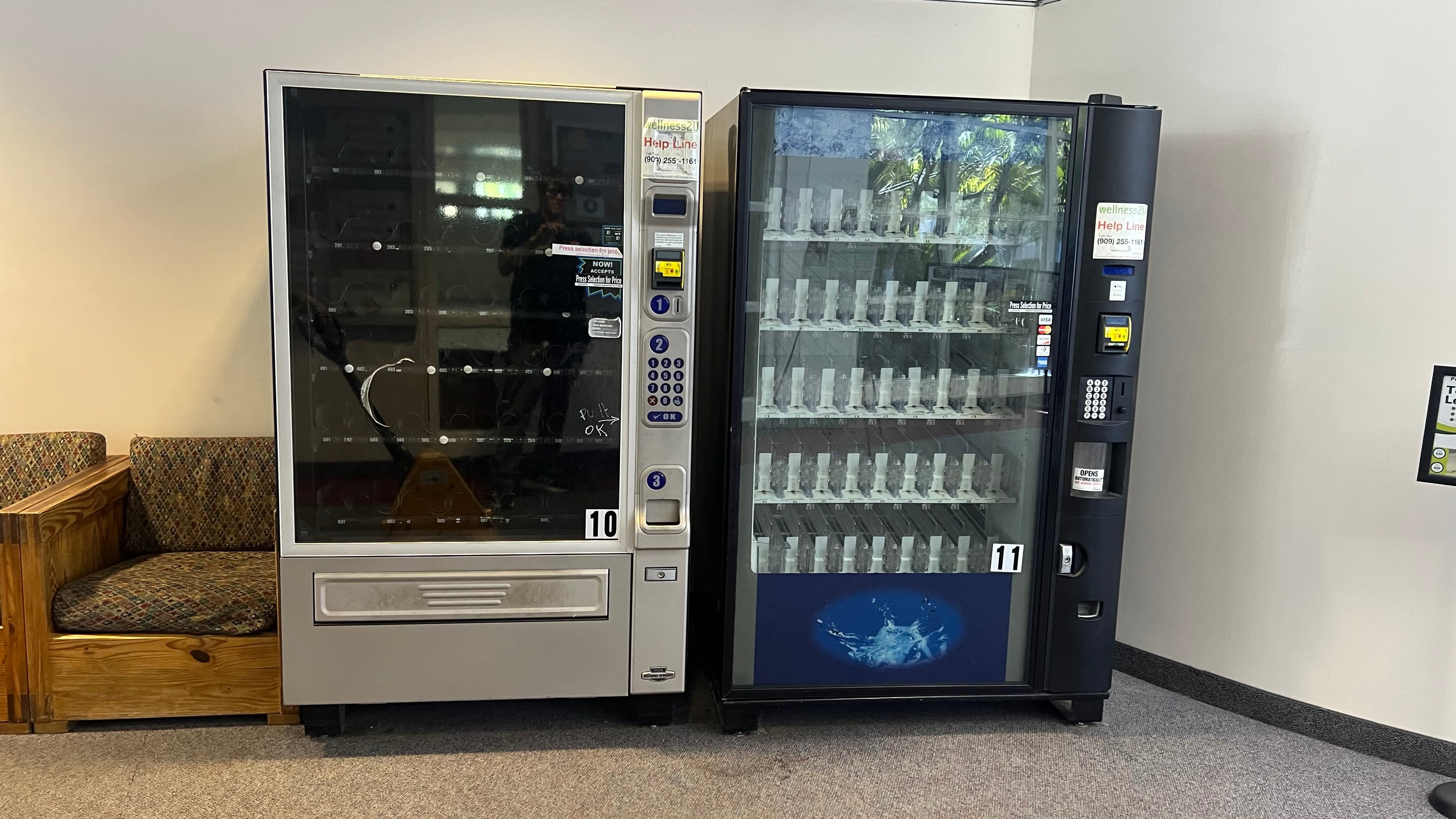 Dixie Narco Bevmax DN5800-3 Beverage Vending Machine